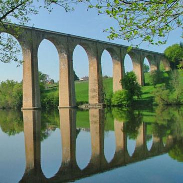 Hotel Du Viaduc Le Vigeant Bagian luar foto